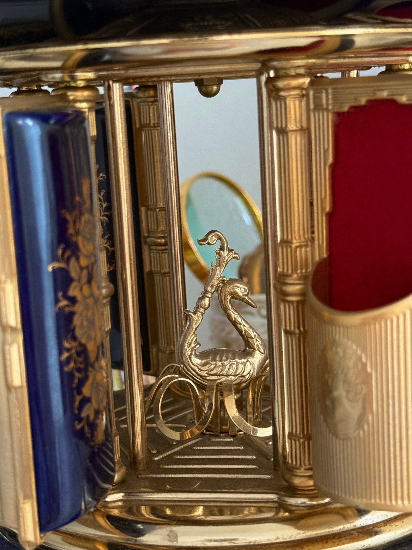 Vintage Zigaretten / Lippenstift Karussel mit Spieluhr / 16