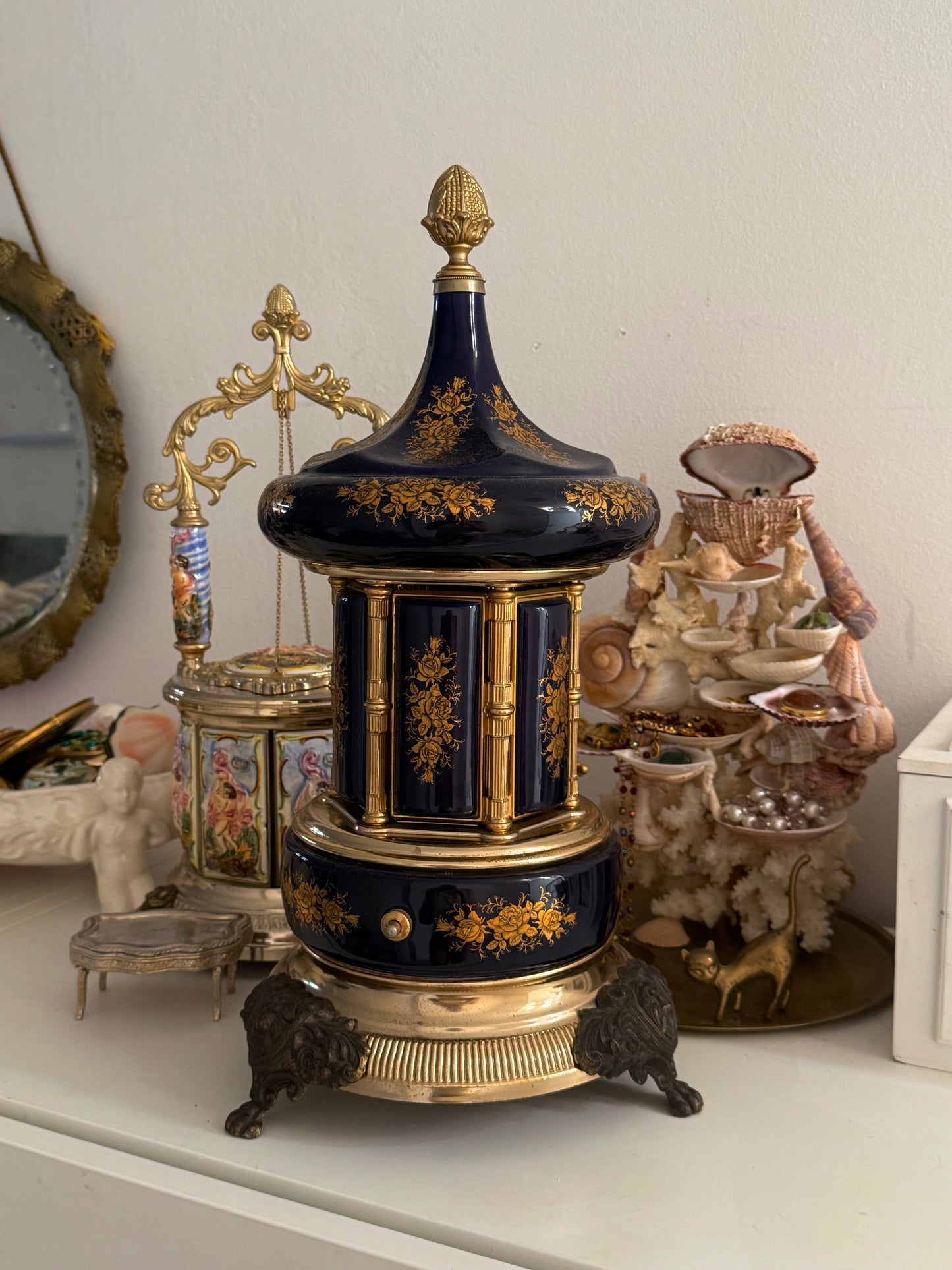 Vintage Zigaretten / Lippenstift Karussel mit Spieluhr / 16